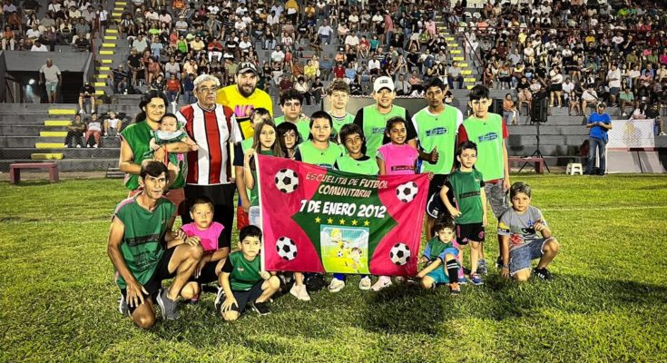 Alumnos de la Escuelita de Fútbol Comunitaria «7 de Enero de 2012» estuvieron presentes en el Clásico del Litoral