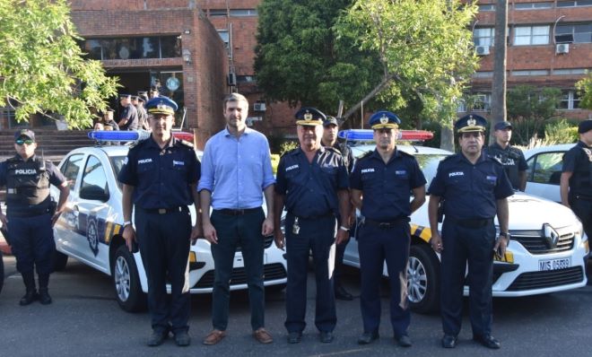 El Ministro del Interior entregó este martes 4 nuevos patrulleros para Salto El Ministro del Interior entregó este martes 4 nuevos patrulleros para Salto