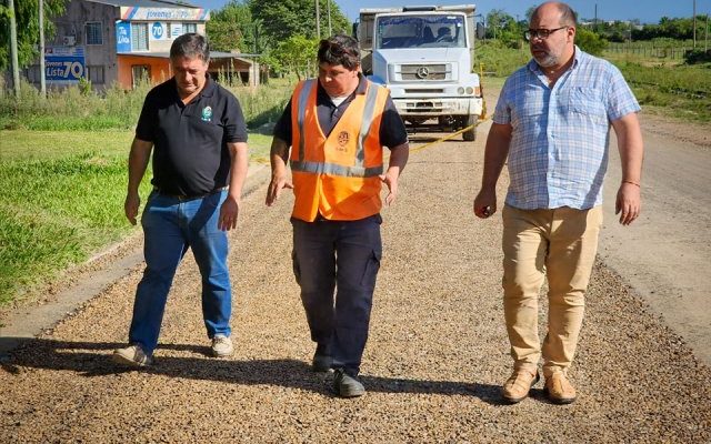 Intendencia de Salto trabaja en pavimentación en tramo de calle Ferrocarrilera