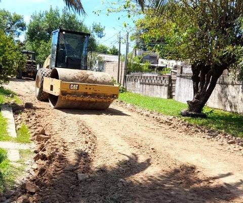 La Intendencia de Salto avanza en el mantenimiento de calles de ripio en diversos barrios