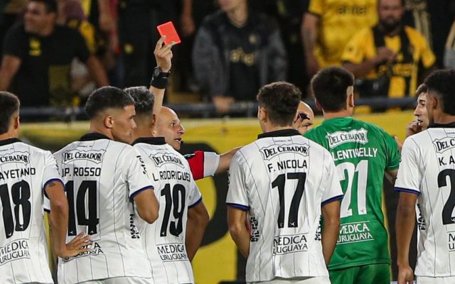 Copa Uruguay: Peñarol venció 3-1 a Liverpool, en un duelo con cinco rojas, y pasó a semis