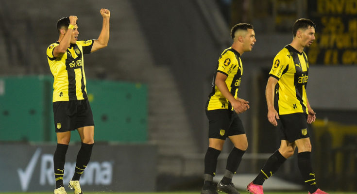 Apertura: Peñarol se impuso a Cerro Largo 2-1 de atrás en el Estadio Centenario