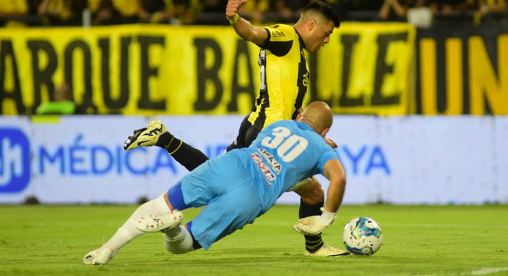 Apertura: Peñarol venció a Miramar Misiones 2-0, sin zozobras, en el Campeón del Siglo