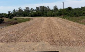 La Intendencia de Salto coloca bitumen en la zona de la Costanera Sur, camino a Arenitas Blancas