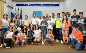 Intendencia de Salto entrega reconocimiento a delegación de Piscinas Barriales por su participación en el Campeonato Nacional