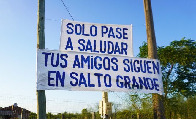 Colocaron carteles en Salto que le dan la bienvenida al presidente Lacalle Pou