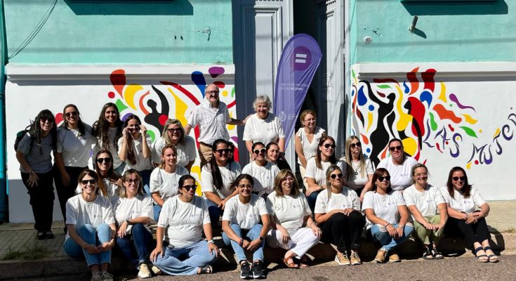 Pintaron un mural alusivo al Día Internacional de la Mujer en la fachada del Centro de Referencias de Políticas Sociales