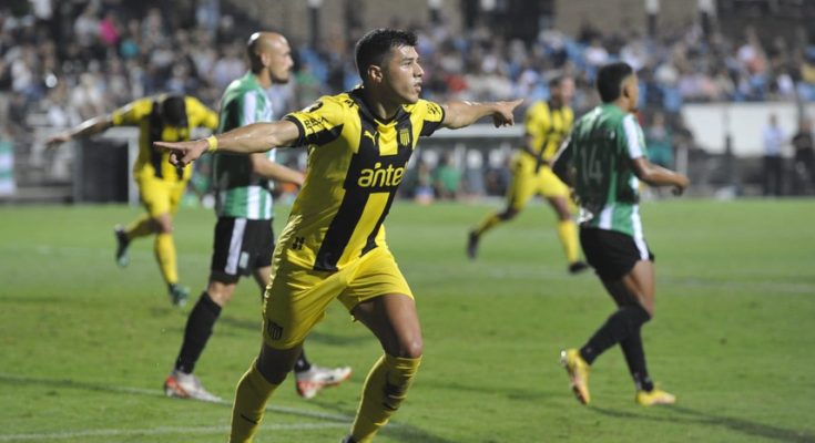 Apertura: Peñarol derrotó 2-1 a Racing en el Parque Viera y se mantiene líder invicto
