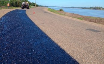 La Intendencia de Salto coloca bitumen en la zona de la Costanera Sur, camino a Arenitas Blancas La Intendencia de Salto coloca bitumen en la zona de la Costanera Sur, camino a Arenitas Blancas