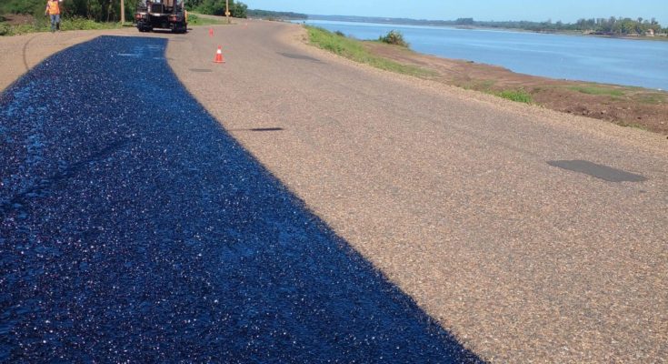 La Intendencia de Salto coloca bitumen en la zona de la Costanera Sur, camino a Arenitas Blancas