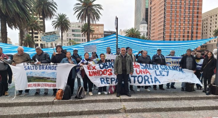 Los ex obreros de Salto Grande expresaron su decepción tras no ser recibidos por el presidente Lacalle Pou