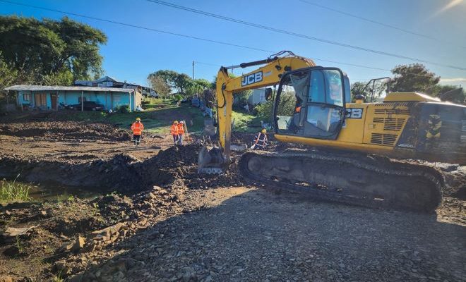 Equipos de Obras avanzan en la canalización de aguas pluviales en el barrio Artigas