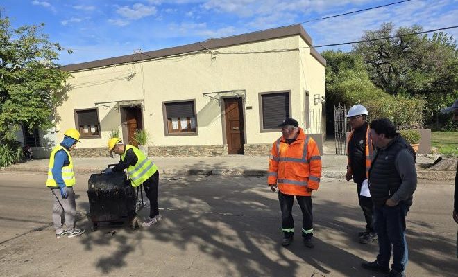 Realizan sellado de juntas en pavimento de hormigón en el microcentro de la ciudad