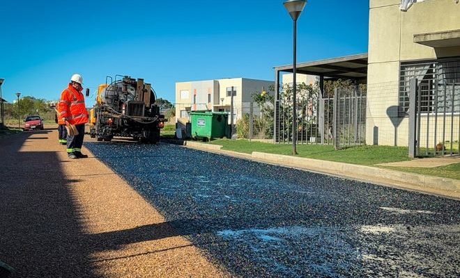 Andrés Lima destaca colocación de bitumen en las calles del Complejo Los Laureles