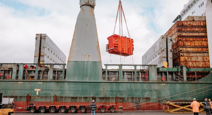 Salto Grande avanza con la Renovación: se recibió un nuevo Banco de Transformadores en el Puerto de Montevideo