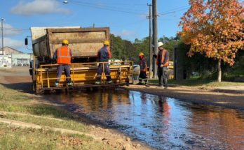 Intendente Lima anuncia colocación de bitumen en calle Juan Etcheverry del barrio Saladero