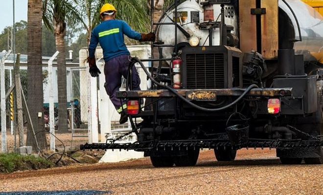 Intendente Andrés Lima anuncia la bituminización del camino a los silos de Samán