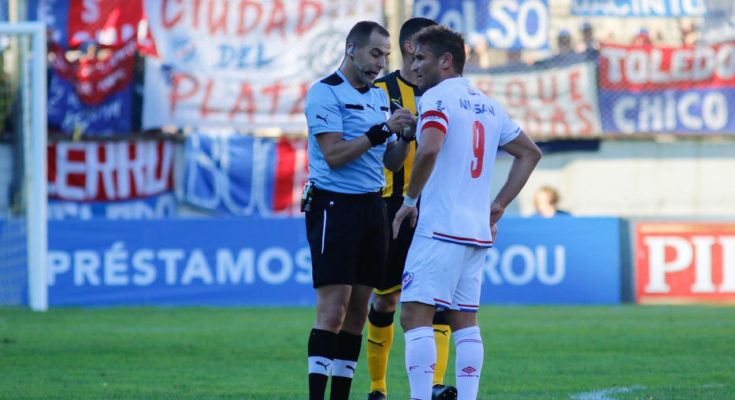 Intermedio: Esteban Ostojich fue confirmado para dirigir la final clásica del domingo