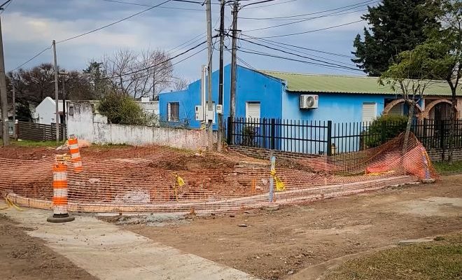 La Intendencia de Salto repara calles y construye badenes en el barrio Cerro, informó Andrés Lima