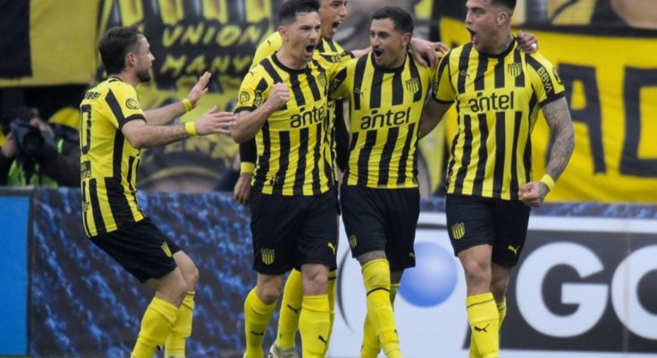 Intermedio: Peñarol le ganó a Fénix 2-0 en el Campeón del Siglo y lidera su grupo