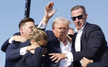 Tiroteo en un acto de Donald Trump, que fue evacuado con una herida visible en la oreja