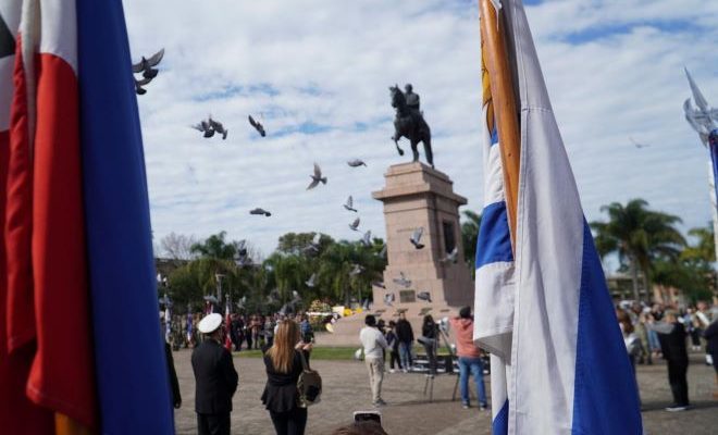 Se realizan las inscripciones para el desfile del 25 de agosto y la colocación de ofrendas florales