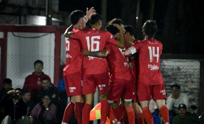 Universitario le ganó a River 2 a 0 y es el nuevo líder de la Divisional Primera A