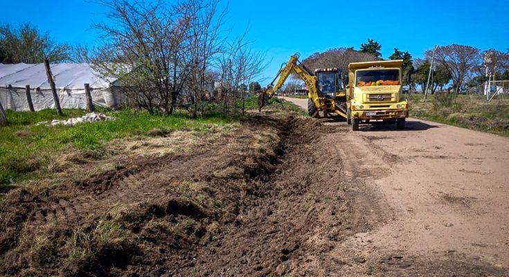 “Se trabaja en el mantenimiento de todas las calles internas de la Colonia 18 de Julio”, informó Lima