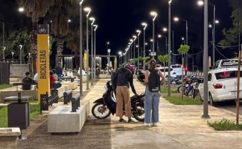 Comunicado a la población: Prohibido estacionar motos en la acera de Costanera Norte