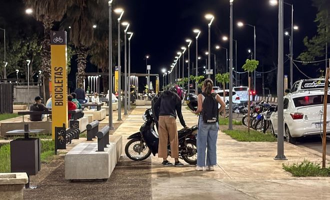 Comunicado a la población: Prohibido estacionar motos en la acera de Costanera Norte