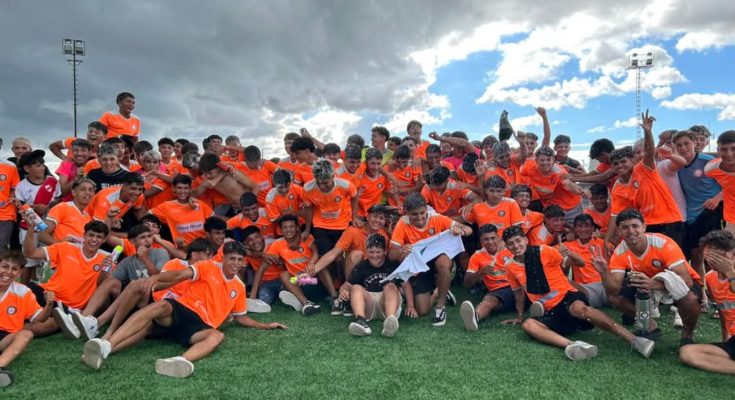 Los juveniles de Salto FC consiguieron el ascenso a la Divisional A