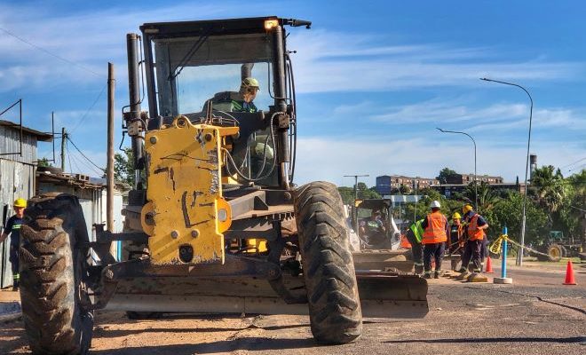 Intendente Lima y Director de Obras supervisan trabajos en la avenida Gobernador de Viana