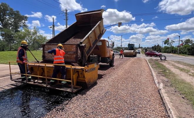 Intendente Lima y Director de Obras informan sobre trabajos en avenida Manuel Oribe