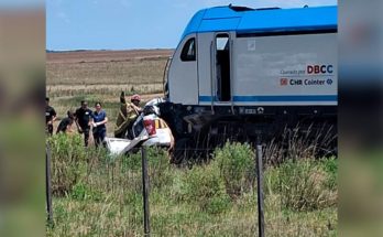 Dos funcionarios policiales murieron cuando un tren embistió su camioneta en Durazno