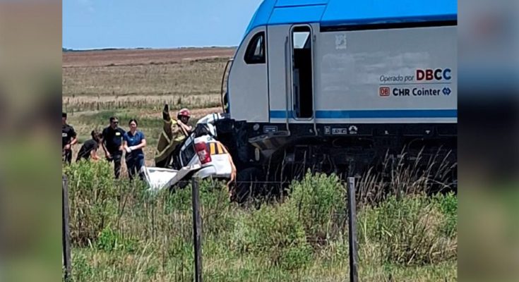 Dos funcionarios policiales murieron cuando un tren embistió su camioneta en Durazno