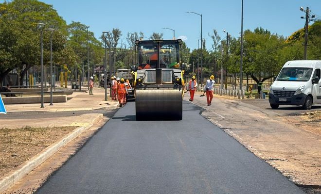 Intendente Lima: “Comenzó la colocación de carpeta asfáltica en Costanera Norte”