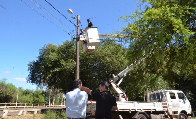 Servicios Públicos continúa con el recambio de luminarias Led en Costanera Norte