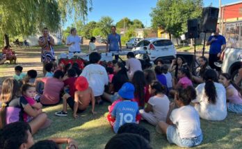 Oficina de Juventud trabaja en los barrios entregando útiles escolares