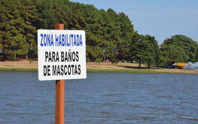 La Intendencia de Salto inaugura zona para el baño de mascotas en el Parque del Lago