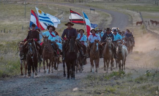 Izado de la bandera federal en Paso Potrero: una tradición que crece cada año