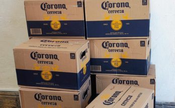 Detuvieron a dos personas cuando descargaban cerveza de contrabando en el Paseo de Compras