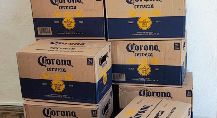 Detuvieron a dos personas cuando descargaban cerveza de contrabando en el Paseo de Compras