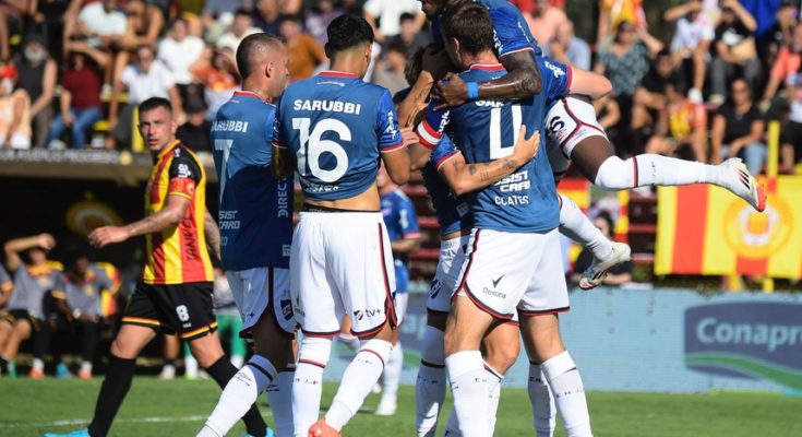 Apertura: Nacional goleó a Progreso 5-1 en el Paladino, donde logró su primer triunfo