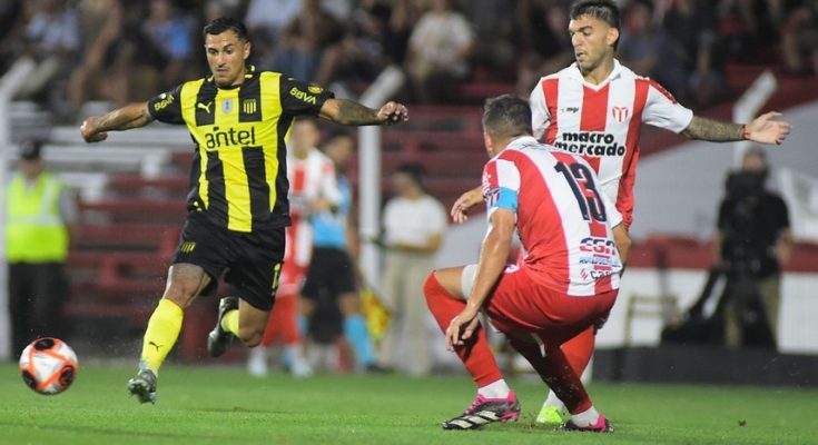 Apertura: River Plate rescató un valioso 1-1 frente a Peñarol en el Parque Saroldi