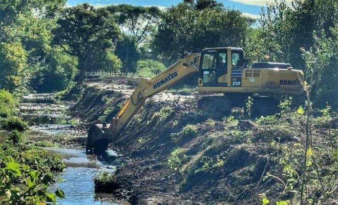 Intendente Andrés Lima: “Se intensifica la limpieza del arroyo Ceibal”