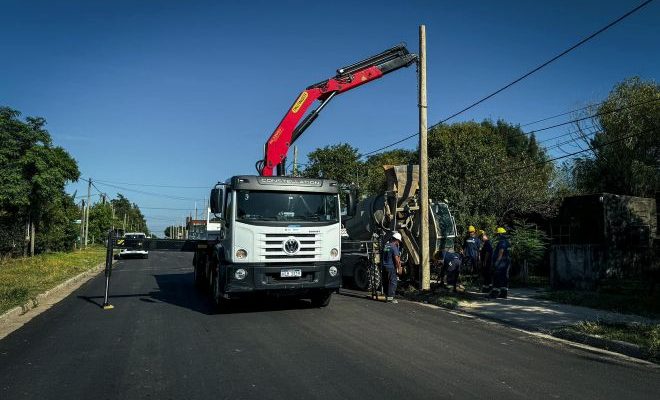 Avanzan los trabajos para la instalación de luminaria LED en avenida Instrucciones del Año XIII