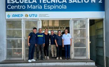 Intendenta Urroz entrega bancos restaurados a UTU, acondicionados en talleres municipales