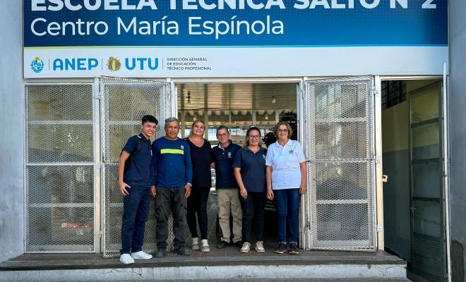 Intendenta Urroz entrega bancos restaurados a UTU, acondicionados en talleres municipales