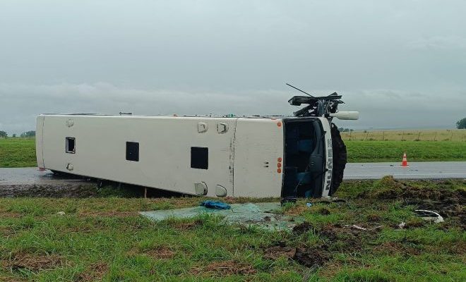 Al menos tres personas murieron y varias resultaron lesionadas tras el vuelco de un ómnibus de la empresa Nuñez en ruta 8