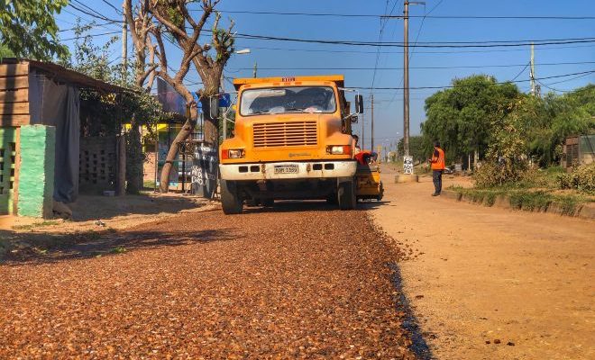 La Intendencia de Salto avanza con el riego bituminoso en calle Agustín Pedroza